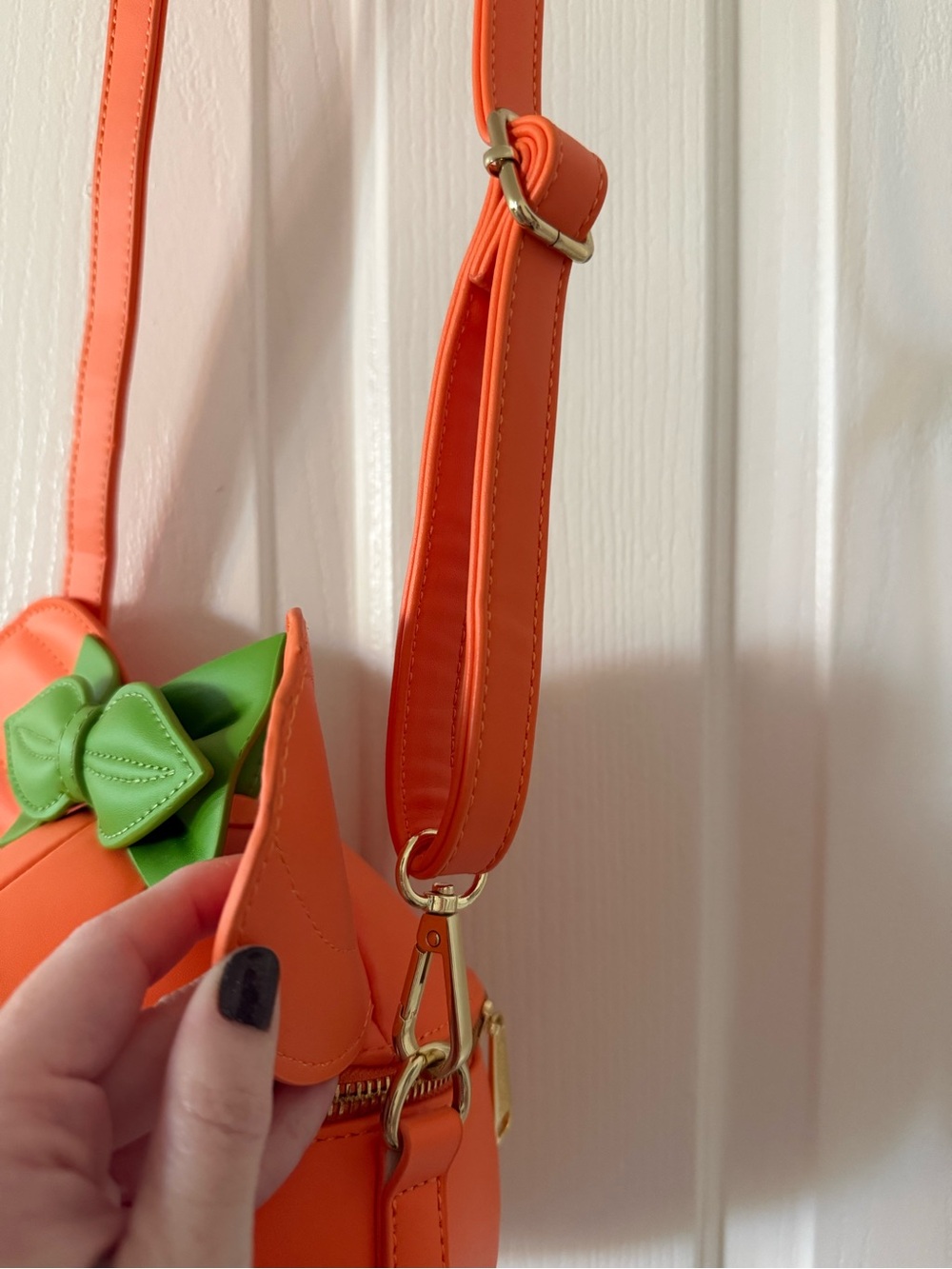 Loungefly Glow in the Dark Minnie Mouse Pumpkin Crossbody Bag - Picture 9 of 9